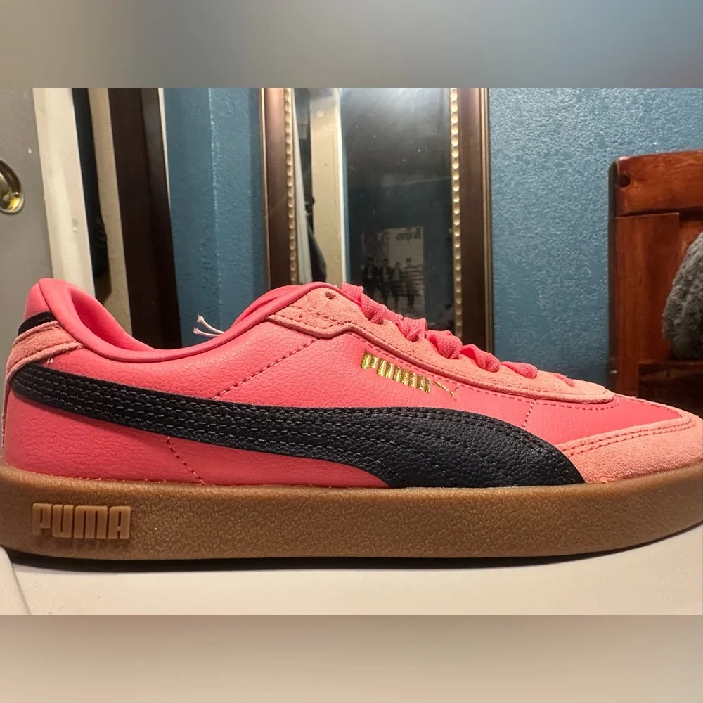 Puma Neon Pink Women’s Sneakers . Size 8 - Picture 2 of 3